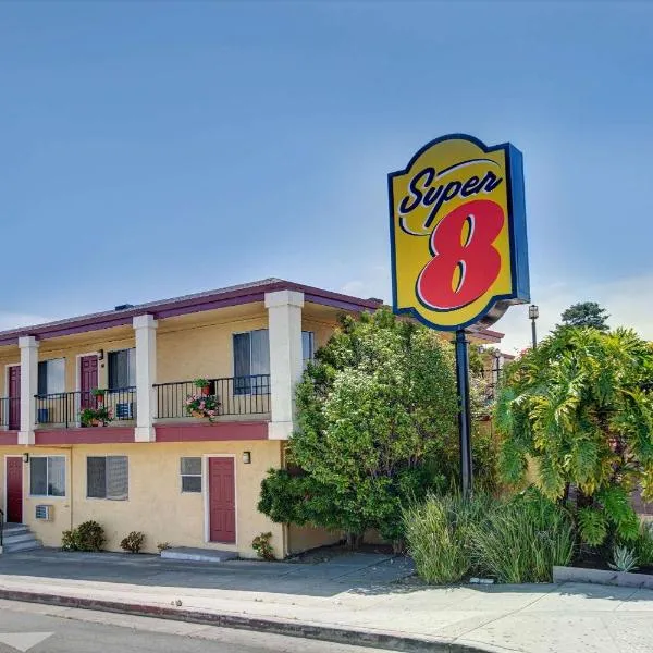 Super 8 by Wyndham Santa Cruz Beach Boardwalk, hotel v destinaci Santa Cruz