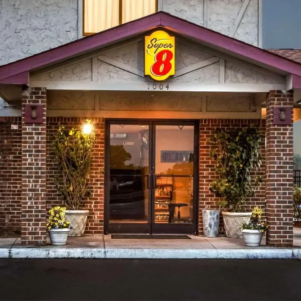 Super 8 by Wyndham Greenville: Winterville şehrinde bir otel