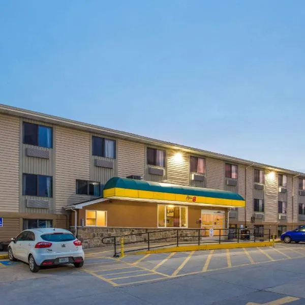 Super 8 by Wyndham Iowa City/Coralville, khách sạn ở West Branch