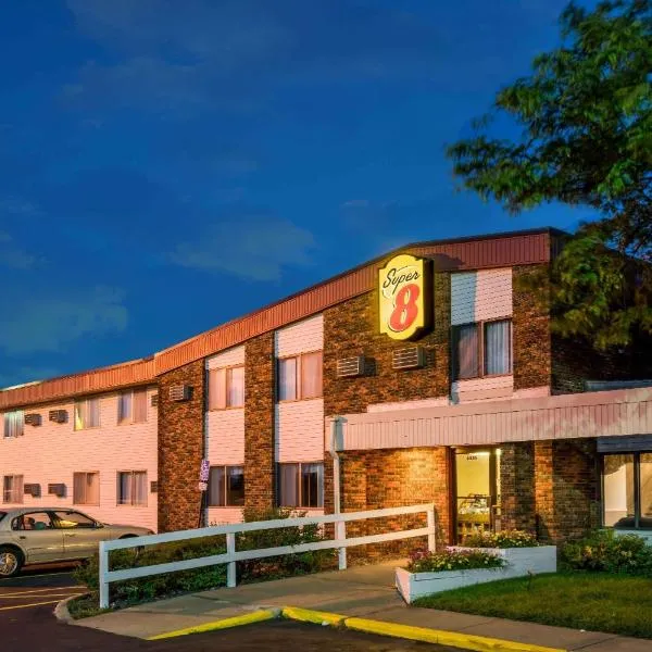 Super 8 by Wyndham Brooklyn Center/MPLS, hotel en Fridley