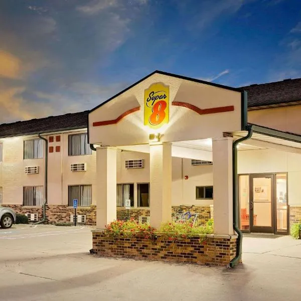 Super 8 by Wyndham St. James, hotel di Saint James