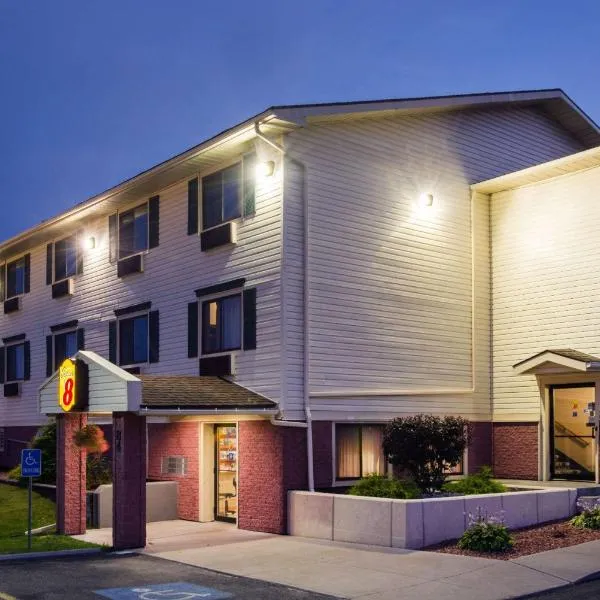 Super 8 by Wyndham Massena NY, hotel in Massena