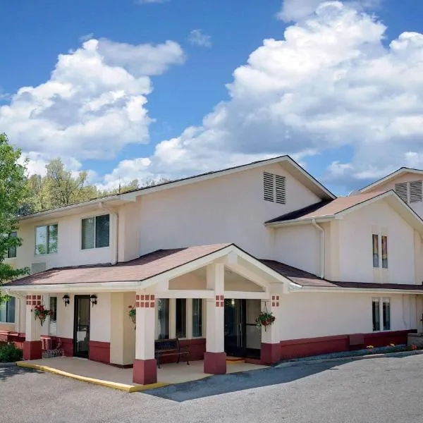 Super 8 by Wyndham Newburgh/West Point Stewart Intl Airport, Hotel in Newburgh