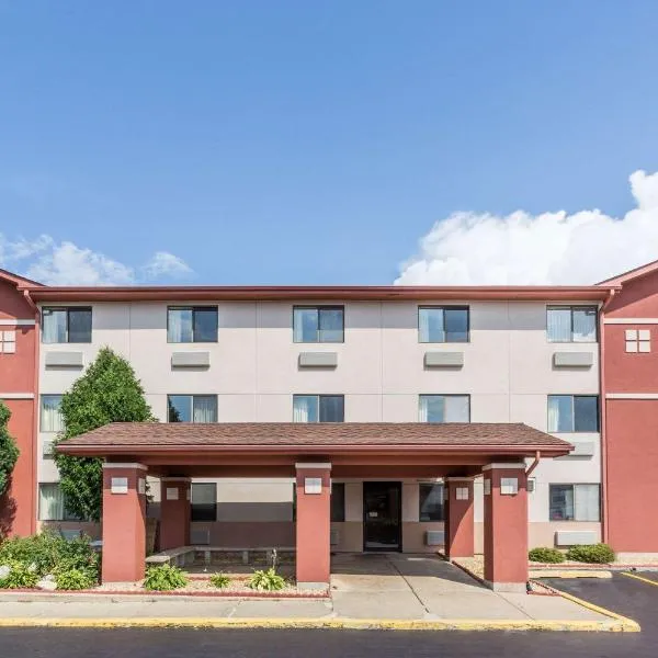 Super 8 by Wyndham St. Charles, hôtel à Saint Charles
