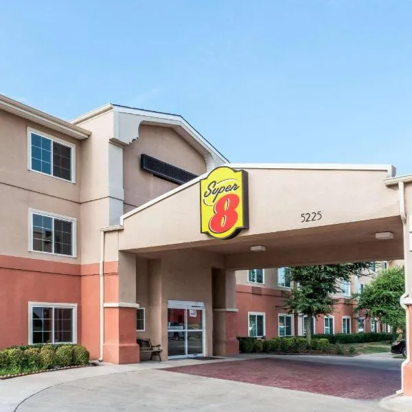 Super 8 by Wyndham Fort Worth North, hotelli kohteessa Fort Worth