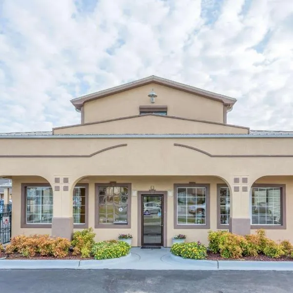 Super 8 by Wyndham Santee, hotel v destinaci Santee