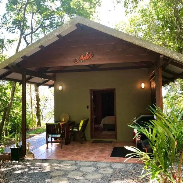 Gunnadoo Holiday Hut with Ocean Views and Jacuzzi, hotel v destinaci Miallo