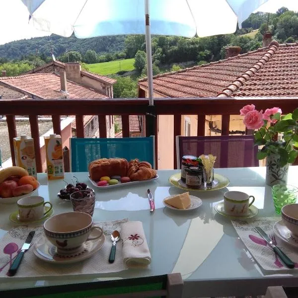 Chambre d'hôtes Les Myriades D'Or, hotel in Chirassimont