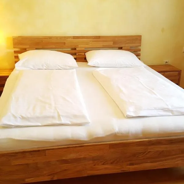 Gasthof Paradiesgartl, hotel v destinaci Kleinpöchlarn