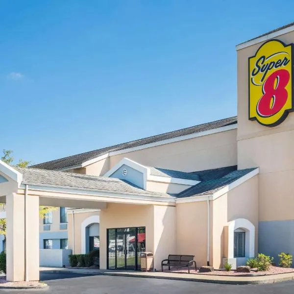 Super 8 by Wyndham Jasper, hotel di Huntingburg