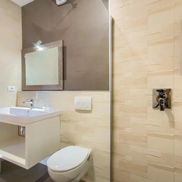 Rooms K&T sea side luxury, hotel u Puli