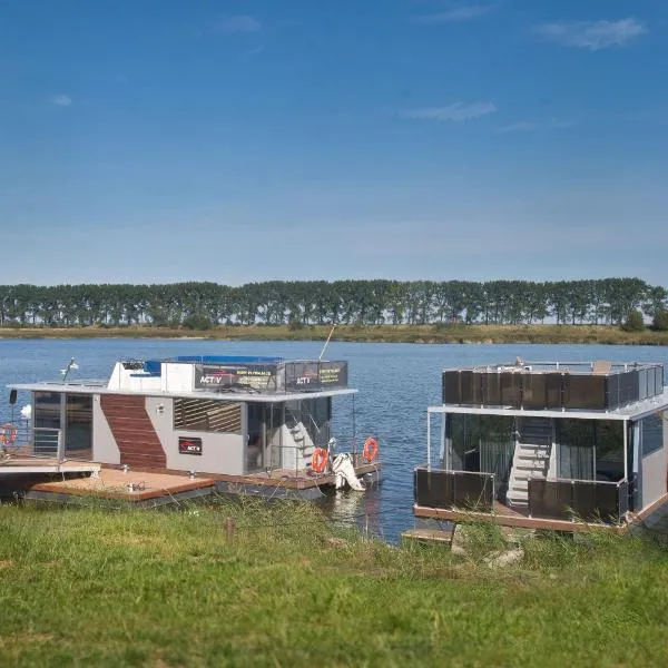 Houseboat, hotel in Cedry Wielkie