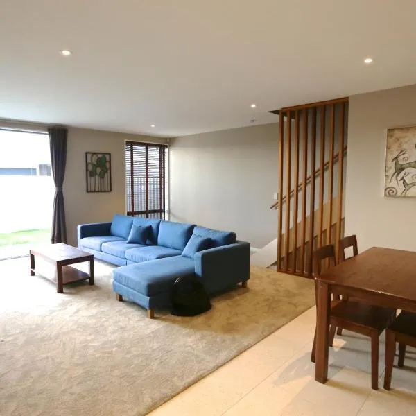 Golden Sun Apartment -Two bedrooms, Three bedrooms, hotel i Christchurch