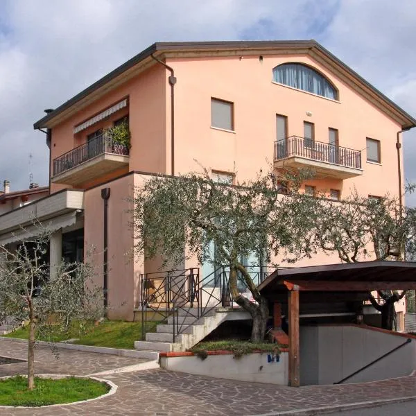 Camere Rufino, hotel u gradu 'Collestrada'