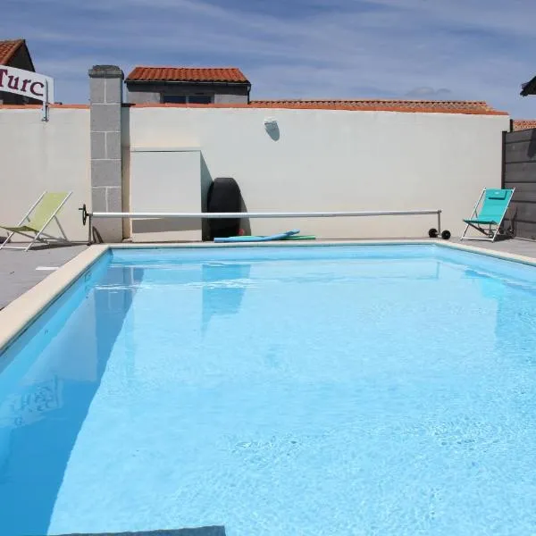 Logis Hotel Restaurant Le Grand Turc, hotel v destinaci LʼOie