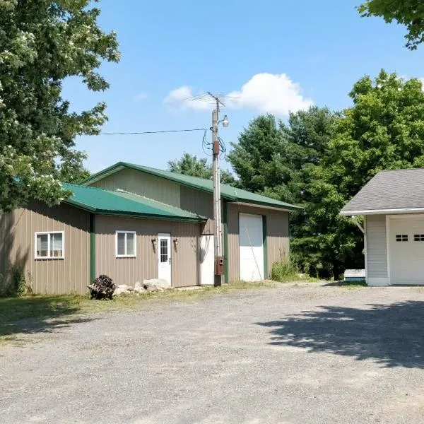 Becker's Private Studio 2 Queen Beds, 1 Futon with a Great Back Yard!, hotel in Auburn