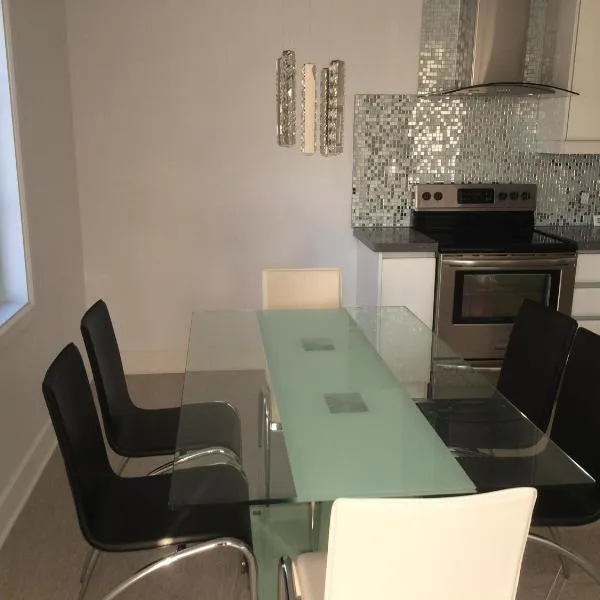 Luxury Two Story Villa Unit A, hotel v destinaci Laval
