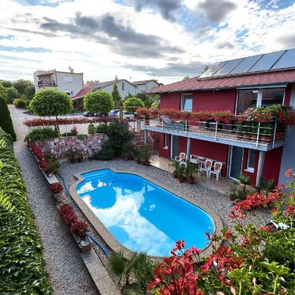 Apartmánový dom RED, hotel v Podhájské