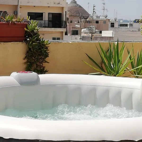 Studio apartment with private terrace, Jacuzzi & views, hotel v destinaci Mosta