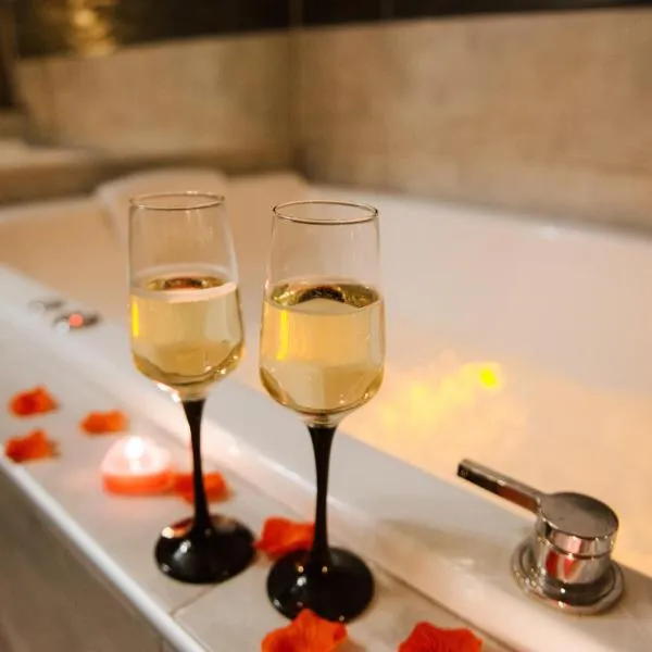 La Suite Romantique avec Jacuzzi au Cœur de Perpignan, hotel v destinaci Perpignan