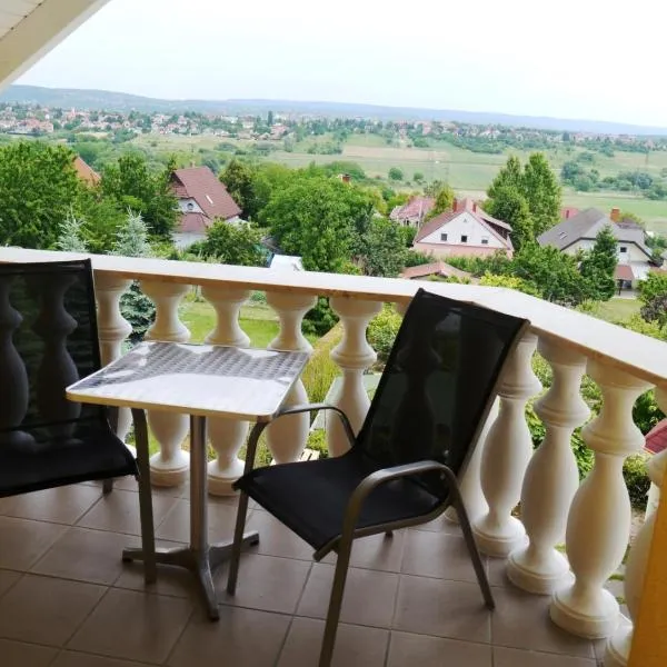 Hévíz -Alsópáhok Villa-Erika Apartman, hotel v destinaci Alsópáhok