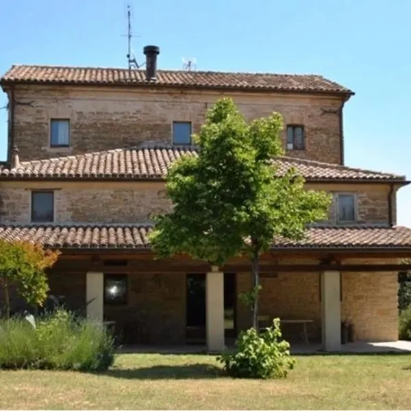 Stone farmhouse in Moie, hotell i Poggio San Marcello 