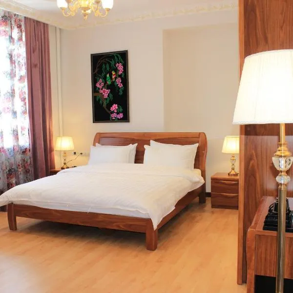 KOK-ART Hotel Jalal-Abad: Jalal-Abad şehrinde bir otel