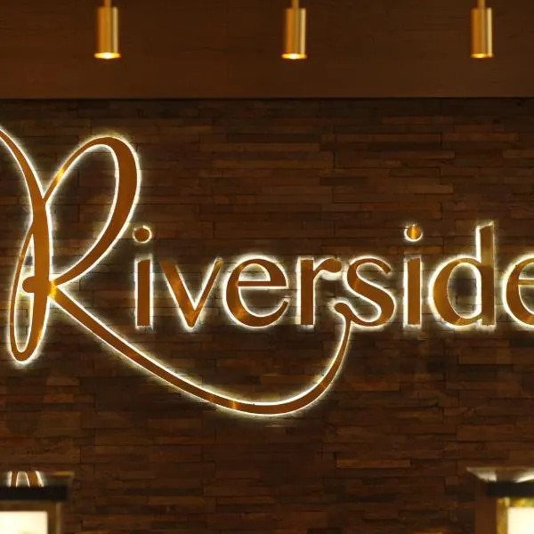 Riverside Lodge Hotel、アーヴィンのホテル