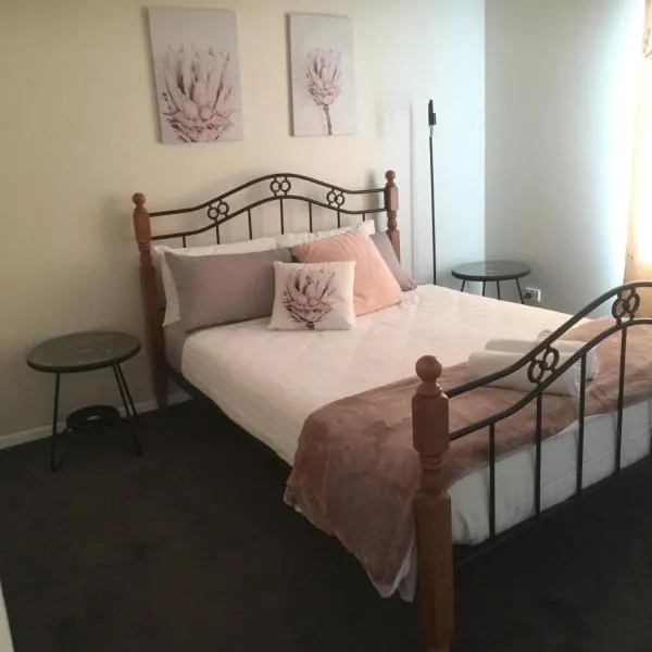 3ree- Spacious & Charming Apartment, hotel din Devonport