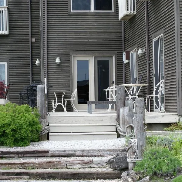 Inn on the Harbour and Telegraph House, hotel v mestu Port Stanley