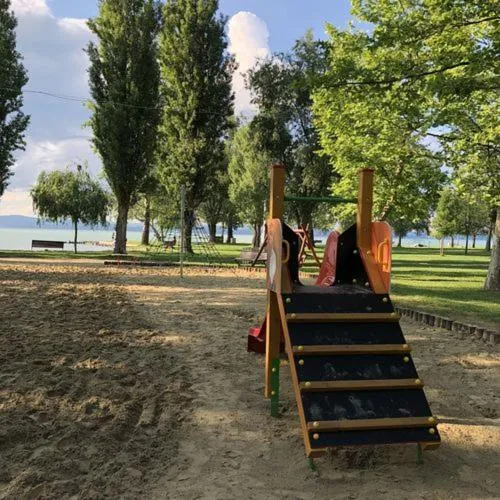 Sziszi nyaralóház – hotel w mieście Balatonszárszó