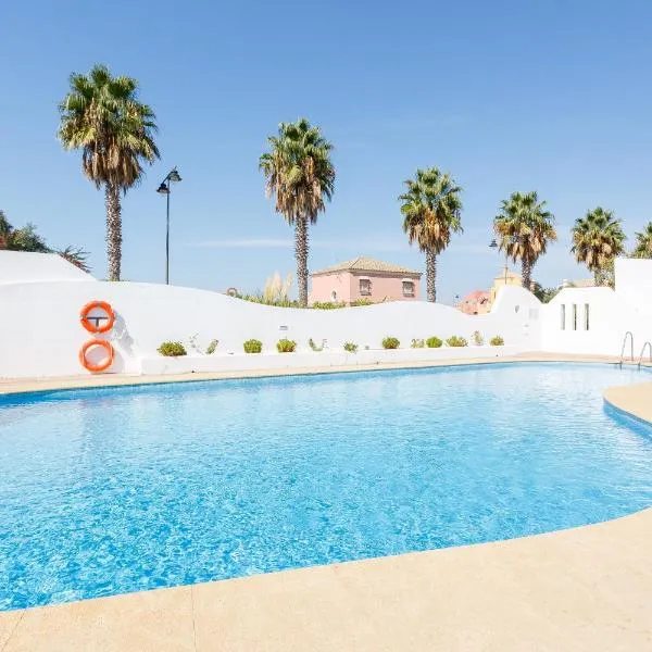 Bonito apartamento en campo de golf con piscina, hotel in Sanlúcar de Barrameda