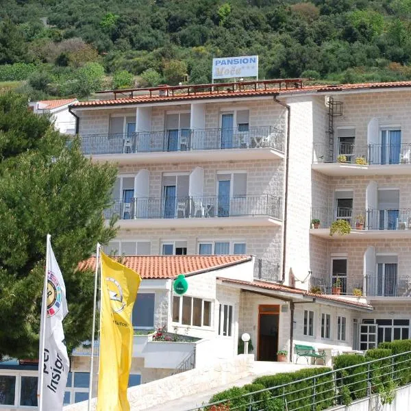 Pansion Komfor Moča, hôtel à Makarska