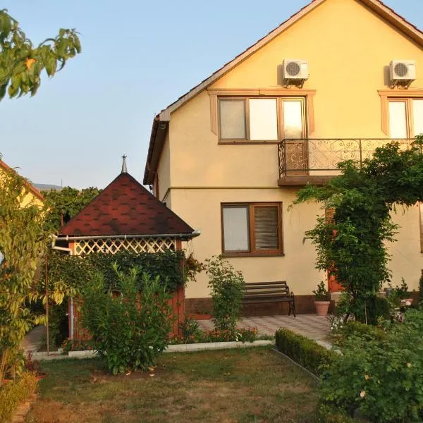 Квітковий двір, hotel in Golubinoye