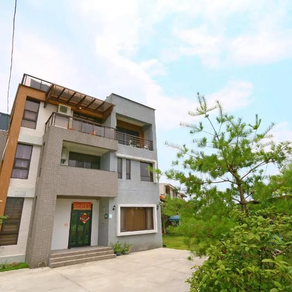 Sakura Love River Bed and Breakfast, hotel in Dongshan