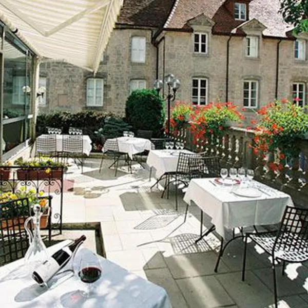 Logis Hôtel Le Cheval Blanc, hotel in Montigny-le-Roi