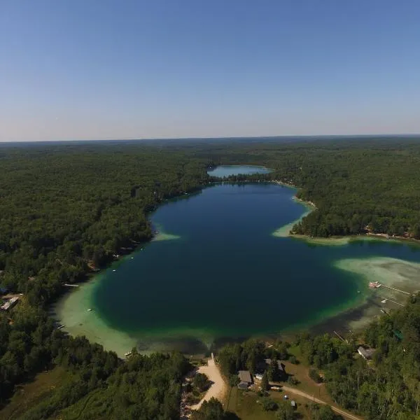 Log Cottage on Blue Lake, hotel en Kalkaska