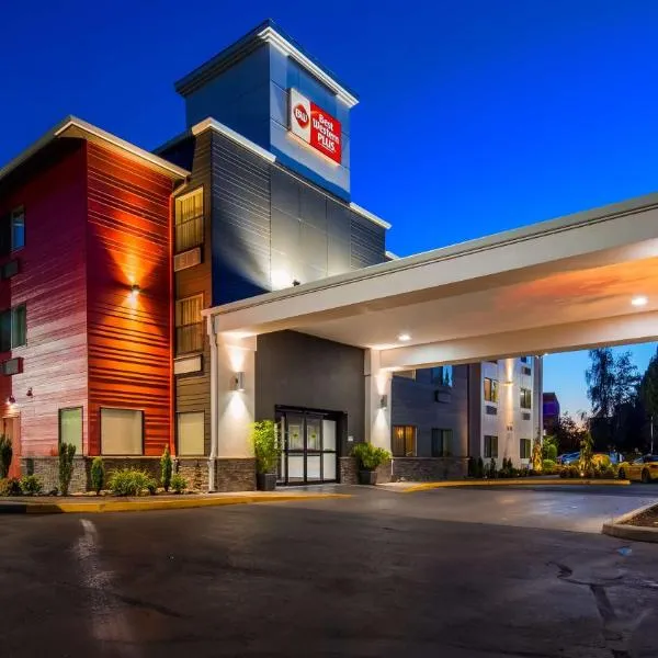 Best Western Plus Portland Airport Hotel & Suites، فندق في Evergreen