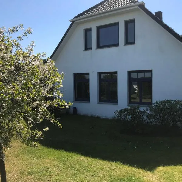Ferienwohnung Lilly, hotel v destinaci Glowe