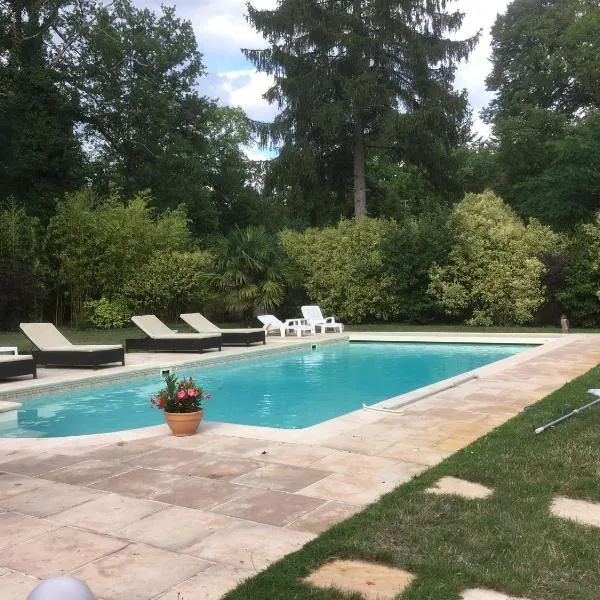 Les Enclos Bed and Breakfast à 4 mn de Chantilly: Lamorlaye şehrinde bir otel