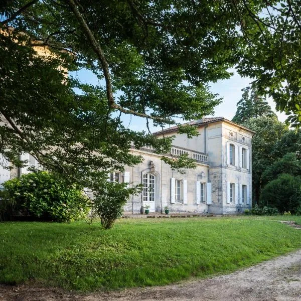 Château Le Méjean: Saint-Antoine-du-Queyret şehrinde bir otel