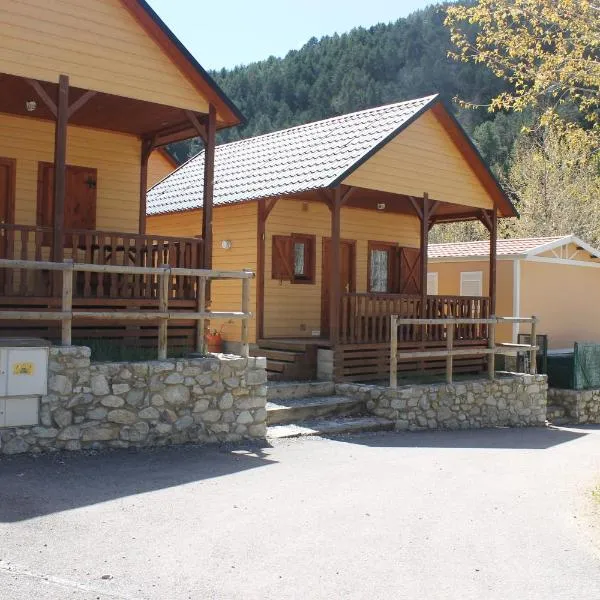 Bungalows Pont d'Ardaix, hotel in Traveseres