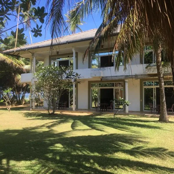 Raja Beach Hotel, hotel i Balapitiya