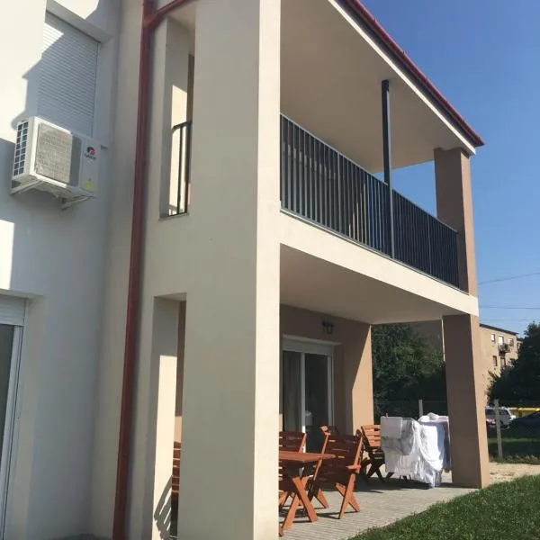 Szofi Apartman Pápa Fenyves u. 19.، فندق في Ugod