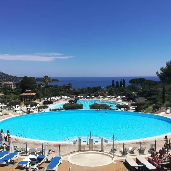 CAP ESTEREL appartement climatisé dans le centre du village vacances, hotel en Drammont