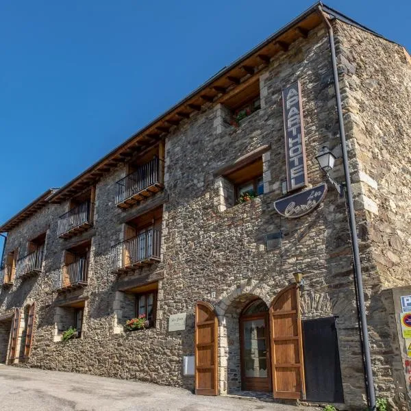 Aparthotel les Corts, hotel v destinaci Llivia