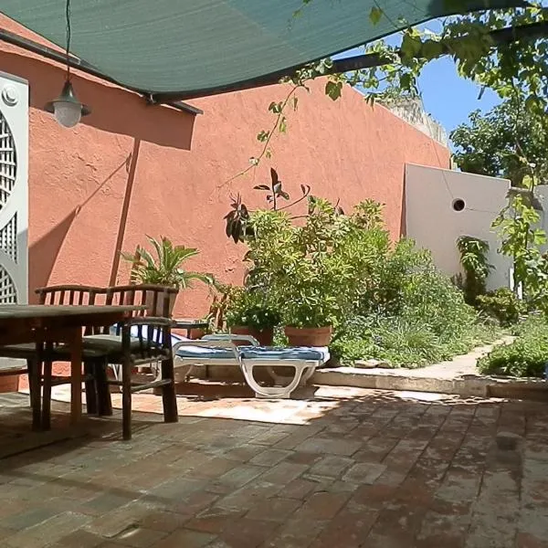 Tavira Townhome with private Garden, hôtel à Morenos
