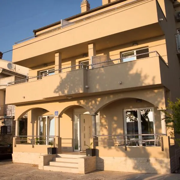 Apartments and Rooms Lux, hotell i Senj