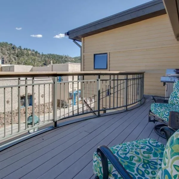 Spacious Dtwn Estes Park Loft Condo: 4 Mi to RMNP, khách sạn ở Estes Park