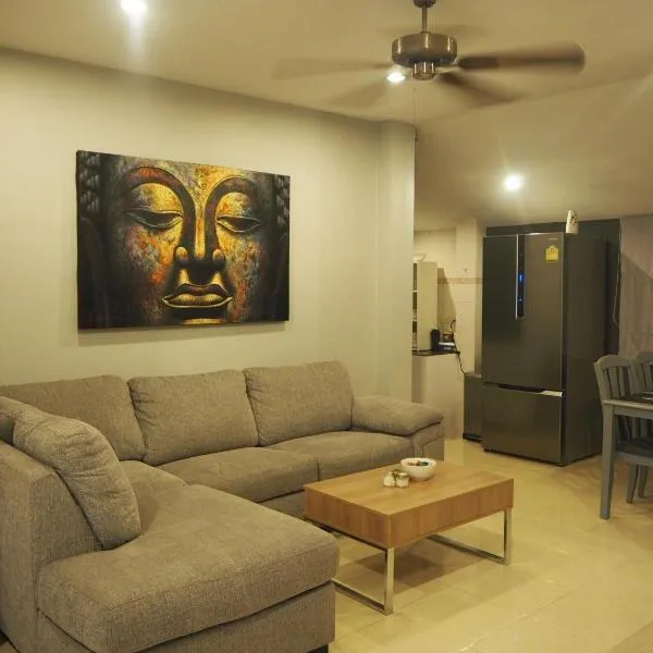 Beautiful 3 Bedroom Garden Villa, hotel v destinaci Chalong